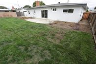 Die Super-Makler - Top oder Flop? – Um das Haus mit großzügigem Garten im Bezirk Orange County in Kalifornien wurde sich lange nicht gekümmert. Bis jetzt: Das Makler-Ehepaar Tarek und Christina El Moussa kaufen und renovieren es, um es dann mit Profit an eine Familie weiterverkaufen zu können.