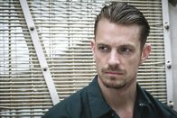 The Informer – Nach seiner vorzeitigen Entlassung aus dem Gefängnis wurde Pete Koslow (Joel Kinnaman) zum FBI-Informanten.