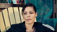 The Morning After – Wahrheitsgemäß antworten oder nicht? Cleo (Tarryn Wyngaard) entscheidet sich für Beziehungsfrieden.