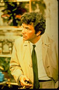 Columbo – Inspektor Columbo (Peter Falk) wie er leibt und lebt:: Zigarre rauchend mit zerknittertem Mantel und zerknittertem Gesicht.
