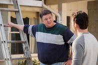 Young Sheldon – George Cooper sen. (Lance Barber, l.); Georgie Cooper (Montana Jordan, r.)