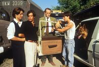 Kommissar Rex – Kommissar Richie Moser (Tobias Moretti, li.), Assistent Stockinger (Karl Markovics, 2.v.re.) und Rex haben den Mörder Prinz (Georg Staudacher, 2.v.li.) und den Erpresser Seidl (Alexander Pschill, re.) verhaftet.