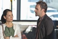 Elementary – Versuchen, einen Mörder dingfest zu machen: Sherlock Holmes (Jonny Lee Miller, r.) und Joan Watson (Lucy Liu, l.) ...