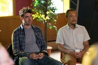 Loudermilk – Sam Loudermilk (Ron Livingston, l.); Lee Fong (Colin Foo, r.)