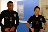 The Rookie – Jackson West (Titus Makin Jr.) und Angela Lopez (Alyssa Diaz) besuchen einen vermeidlichen Zeugen im Krankenhaus.