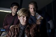Der letzte Bulle – Mick Brisgau (Henning Baum, r.) und sein Kollege Andreas Kringge (Maximilian Grill, l.) ermitteln in einem neuen Mordfall. Doch haben sie mit Ben Albrecht (Kai Ivo Baulitz, M.) den Mörder entlarvt?; Mick Brisgau (Henning Baum, r.) und sein Kollege Andreas Kringge (Maximilian Grill, l.) ermitteln in einem neuen Mordfall. Doch haben sie mit Ben Albrecht (Kai Ivo Baulitz, M.) den Mörder entlarvt?