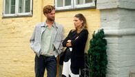 Rote Rosen – Valerie (Maike Johanna Reuter r.) ist deprimiert, weil sie glaubt, keine starke Bindung zu Olivia (Fiona Strebe) zu haben. Erst Simon (Thore Lüthje l.) und Julius (Jan Stapelfeldt) können ihr klar machen: Olivia (Fiona Strebe) liebt sie sehr!