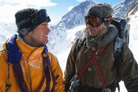Vertical Limit - In größter Gefahr – Vom eigenwilligen Gipfelexperten Montgomery Wick (Scott Glenn, r.) kann Peter Garrett (Chris O’Donnell, l.) noch so einiges lernen.
