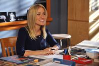 The Middle – Wenn es nach Axl geht, soll seine hübsche Biologielehrerin Ms. Devereaux (Kristin Cavallari) in seinem neuen Musikvideo mitmachen. Die ist da aber nicht so begeistert ...