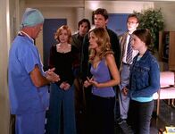 Buffy - Im Bann der Dämonen – (v.l.n.r.) Dr. Kriegel (Randy Thompson) hat eine gute Nachricht für Willow (Alyson Hannigan), Xander (Nicholas Brendon), Riley (Marc Blucas), Buffy (Sarah Michelle Gellar) und Dawn (Michelle Trachtenberg) ...