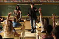 Castle – Castle (Nathan Fillion, stehend r.) muss ermitteln, nachdem ein Eisverkäufer getötet wurde. Können Grundschulkinder ihm bei der Lösung des Falles behilflich sein?