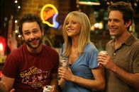 It's Always Sunny in Philadelphia – Charlies (Charlie Day, l.) neue Freundin ist Dee (Kaitlin Olson, M.) und Dennis (Glenn Howerton, r.) ein Dorn im Auge ...