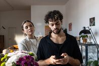 SOKO Stuttgart – Nachdem ein Stuttgarter Starfotograf wie vom Erdboden verschluckt ist, gerät die junge Fotografin Rosa Baumann (Anne Zander) unter Verdacht, mit seinem Verschwinden in Zusammenhang zu stehen. Die gehörlose junge Frau stand mit dem Fotografen in direkter Konkurrenz um einen prestigeträchtigen Auftrag. Auch Rosas Freund und Gebärdendolmetscher, Lukas Wiesner (Robin Cadet), wird von der Kripo genauer unter die Lupe genommen. Hat er etwas zu verbergen?