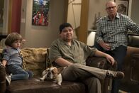 Modern Family – L-R: Joe Pritchett (Jeremy Maguire), Manny Delgado (Rico Rodriguez) und Jay Pritchett (Ed O'Neill)