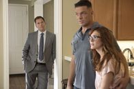 Navy CIS – Haben Marine Lieutenant Dean Hudson (Bart Johnson, M.) und seine Frau Lauren (Stephanie Koenig, r.) etwas mit dem aktuellen Mordfall zu tun? Tony (Michael Weatherly, l.) und das restliche Team gehen dem nach ...; Haben Marine Lieutenant Dean Hudson (Bart Johnson, M.) und seine Frau Lauren (Stephanie Koenig, r.) etwas mit dem aktuellen Mordfall zu tun? Tony (Michael Weatherly, l.) und das restliche Team gehen dem nach ...