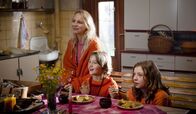 Sommer in Orange – Von links: Amrita (Petra Schmidt-Schaller) beim Frühstück mit ihren Kindern Fabian (Bela Baumann) und Lili (Amber Bongard).