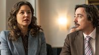 Tatort – Überwältigt und erleichtert: Nach dem Urteil zu ihren Gunsten beginnt für Doreen Prätorius (Cordelia Wege, l.) ein neuer Lebensabschnitt. Anwalt Oskar Weintraub (Nils Bunkhorst, r.) teilt ihre Erleichterung nach dem lang erkämpften Sieg.