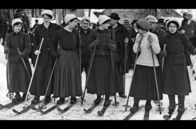 Die Ski-Saga – Skifahren war lange Zeit den Männern vorbehalten, die sich durch das verschneite Bergland kämpften. Erst durch Ski als Freizeitaktivität setzten auch Frauen erstmals einen Fuß auf die Skier.