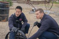 9-1-1 Notruf L.A. – Howie "Chimney" Han (Kenneth Choi, l.); Evan "Buck" Buckley (Oliver Stark, r.)