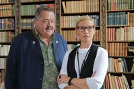 Die Rosenheim-Cops – Überraschend trifft Kommissar Hofer (Joseph Hannesschläger, l.) Alina Rösner (Simone Heher, r.) in der Kanzlei des Ermordeten an. Was hat die Geliebte zu verheimlichen?