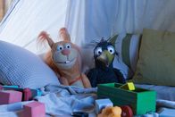 Rudis Rabenteuer – Ella (Anna Menzel) und Rudi (Lennart Morgenstern) haben es sich in der Kuschelecke gemütlich gemacht. Sie schauen sich zusammen das Märchen Frau Holle an.