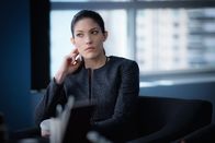 Limitless – Macht Fortschritte, was ihre Nachforschungen bezüglich Morra und dessen Verbindung zur Droge NZT betrifft: Rebecca (Jennifer Carpenter) ...