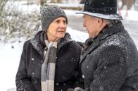 Sturm der Liebe – Hildegard (Antje Hagen, l. mit Dirk Galuba, r.) ist überzeugt, dass Christoph mit seinen abstrusen Theorien nur von seiner Schuld ablenken will.
