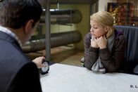 Danni Lowinski – Danni (Annette Frier, r.) kann sich partout nicht zwischen Sven und Oliver entscheiden. Deshalb geben die beiden ihr einen Korb - und nun leidet sie bitterlich. Als wäre das nicht genug, tritt auch noch Herr Schüttke (Bastian Pastewka, l.), seines Zeichens Steuerprüfer, an sie heran und fordert Einsicht in ihre Geschäftsunterlagen.