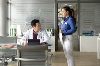 In aller Freundschaft – Arzu Ritter (Arzu Bazman) hat die Ergebnisse der Befragung zur Patientenzufriedenheit in der Hand. Ihr Mann Dr. Philipp Brentano (Thomas Koch) kann sich nicht vorstellen, dass diese nicht ausgesprochen toll ausgefallen ist, doch irgendwas belastet Arzu.