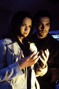 Final Destination 2 – Unermüdlich treibt der unkorrumpierbare Sensenmann sein Unwesen. Doch Kimberly Corman (A. J. Cook, l.) und Officer Thomas Burke (Michael Landes, r.) wollen sich nicht ohne Widerstand ins Jenseits befördern lassen ...