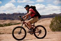 127 Hours – Es sollte eine normale Bergtour werden, doch plötzlich findet sich Aron Ralston (James Franco) in der Falle: eingeklemmt zwischen einem 500 Kilo schweren Felsbrocken und einer Canyonwand. Ohne Hoffnung auf Rettung ...