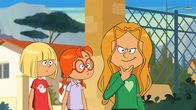 Power Sisters – Marine weiht ihre Freundinnen in ihren Plan ein. Nat und Lulu betrachten sie ungläubig.