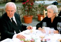 Der Winzerkönig – Hermine (Christine Ostermayer) und Gottfried (Wolfgang Hübsch) auf Claudias Beerdigung.