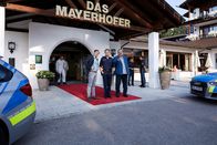 Die Rosenheim-Cops – Die Kommissare Hofer (Joseph Hannesschläger, r.) und Bach (Patrick Kalupa, l.) machen sich gemeinsam mit Polizist Mohr (Max Müller, M.) am Tatort ein erstes Bild.