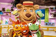 ABC Bär – "ABC Bär", Der ABC Bär und seine Tierfreunde reisen ab heute mit ihrem lustigen Baumhaus durch das Land, um ihre Zahl- und Buchstabenspiele aufzuführen und erleben dabei jede Menge spannender Geschichten.