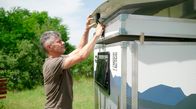 Einfach genial – Die Campingbox lässt sich ohne zusätzliches Werkzeug aufbauen.