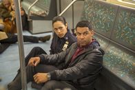 Castle – Werden als Geiseln in einer U-Bahn festgehalten: Detective Esposito (Jon Huertas, r.) und Officer Marisa Aragon (Jessica Camacho, l.) ...