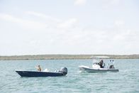 Reef Break – Tori Eastland (Melina Vidler, l.); Cat Chambers (Poppy Montgomery, r.)