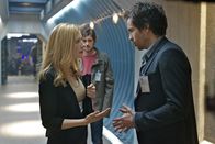 Salvation – Grace (Jennifer Finnigan, l.) riskiert alles, um Liam (Charlie Rowe, M.) und Darius (Santiago Cabrera, r.) bei ihrem Projekt zu helfen ...