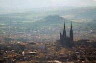Leben mit Vulkanen – Die schlafenden Vulkane haben den Menschen ein wertvolles Erbe hinterlassen, das als "Diamant der Auvergne" bekannt ist: den Volvic-Stein, überall präsent in der Altstadt von Clermont-Ferrand.