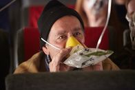 Mayday - Alarm im Cockpit – Ein Passagier an Bord von Reeve Aleutian Airways Flug 8, ein Berufsfischer (gespielt von Bill Yack), ringt nach Atem, nachdem ein Propeller in 18.000 Fuß Höhe ein Loch in das Flugzeug geschnitten hat. Bis die Piloten das verkrüppelte Flugzeug auf eine niedrigere Höhe herunterbringen können, benötigen die Passagiere zusätzlichen Sauerstoff.