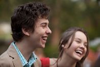 Stuck in Love. – Rusty (Nat Wolff) ist endlich mit seiner Liebe Kate (Liana Liberato) zusammen.