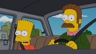 Die Simpsons – Homer wird von Priester Elijah Hooper als Diakon rekrutiert. Als Homer beginnt, die Religion ein wenig zu ernst zu nehmen, versuchen Bart (l.) und Flanders (r.) alles, um ihn davon abzubringen ...