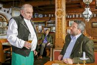 Die Rosenheim-Cops – Kommissar Stadler (Dieter Fischer, r.) hält Dorfwirt Lohner (Sigi Zimmerschied, l.) für durchaus tatverdächtig.