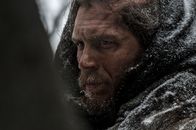 The Revenant - Der Rückkehrer – John Fitzgerald (Tom Hardy) ist nicht damit einverstanden, dass Glass' Vorschläge sich durchsetzen. Er wartet auf eine Chance, den Widersacher loszuwerden.