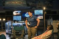 Superstore – Während Cheyenne (Nichole Bloom, r.) und ihre Kollegen beginnen sich persönliche Geschichten zu erzählen, nutzt Dina (Lauren Ash, l.) die Gunst der Nacht, um Jonah mit allen Mitteln um den Finger zu wickeln ...