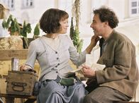 Margarete Steiff – Fritz (Felix Eitner) überbringt seiner Schwester eine freudige Nachricht: Der berühmte Arzt Dr. Werner hat sie als Patientin akzeptiert. Jahrelang hat Margarete (Heike Makatsch) gemeinsam mit Fritz auf diese Chance gewartet.