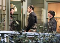 The Big Bang Theory – Sheldon (Jim Parsons, M.) und Howard (Simon Helberg, r.) statten Wil (Wil Wheaton, l.) einen Besuch ab, in der Hoffnung, dass dieser sich darauf einlässt, Sheldon eine Rolle in der Professor Proton-Show zu geben ...