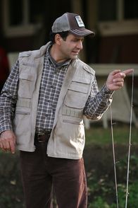 Monk – Weil er einen Mord beobachtet hat, muss Monk (Tony Shalhoub) in ein Zeugenschutzprogramm. Er soll er sich mit Natalie, Captain Stottlemeyer und Agent Grooms in einer Hütte im Wald verstecken - abgeschnitten von der Zivilisation ...