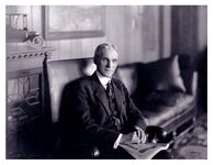 Die Macht der Superreichen – Seine Autos sind legendär, sein Pioniersinn maßgeblich für die Welt, die wir heute kennen. Mit seinem Vermögen schreibt er Geschichte: Automobilkönig Henry Ford.